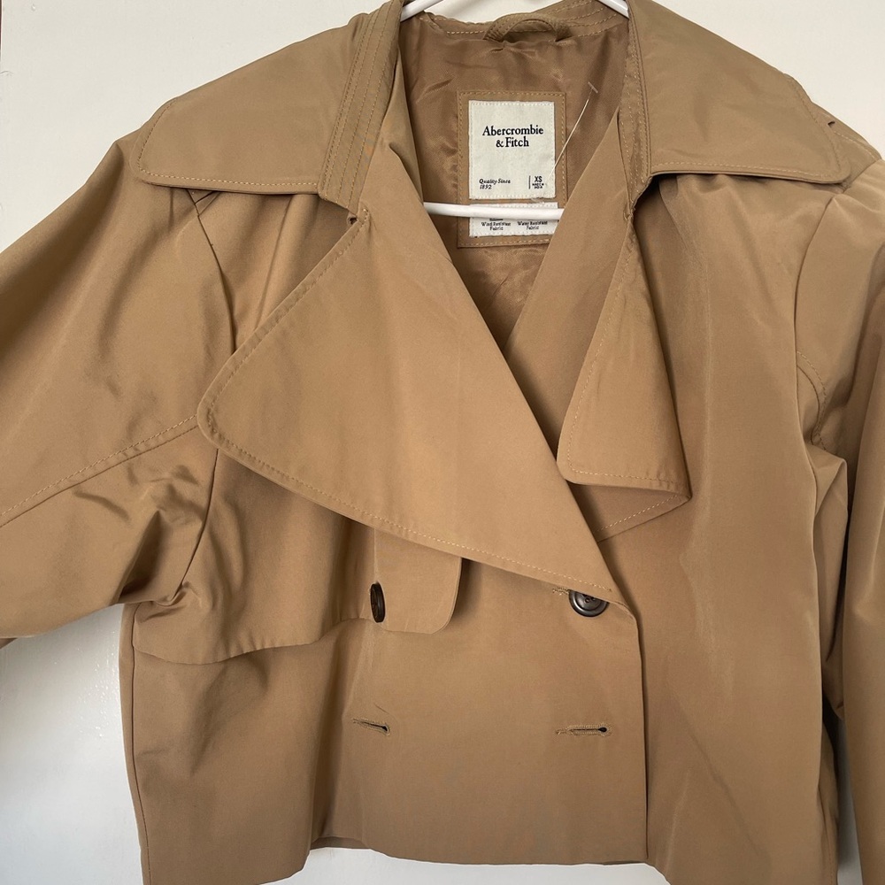 Abercrombie cropped tench jacket in tan size xs